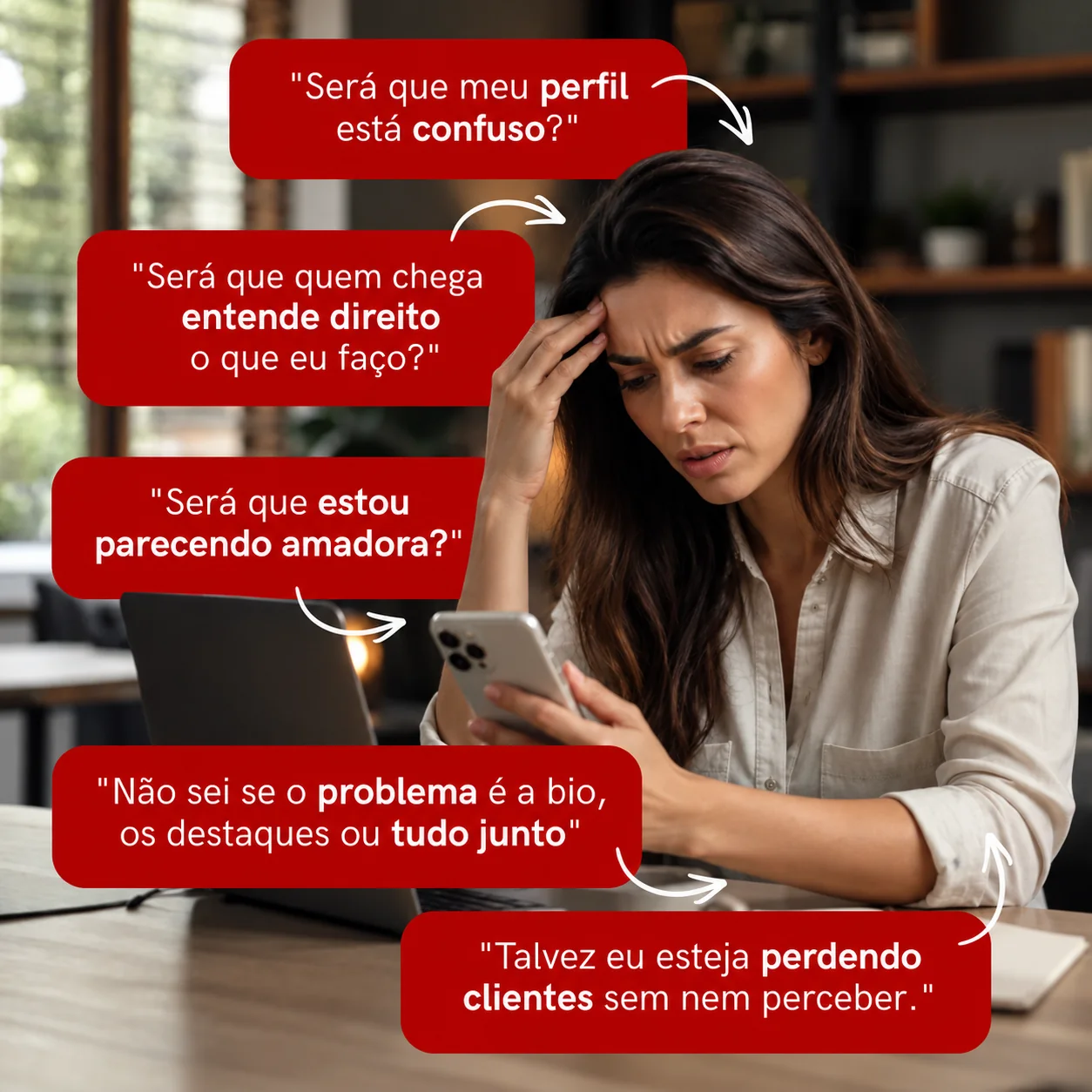 Mulher frustrada olhando para o celular com pensamentos sobre seu perfil
